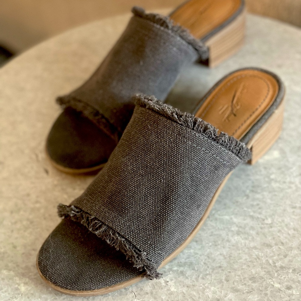 Universal Thread Stacked Heel - Picture 4 of 4